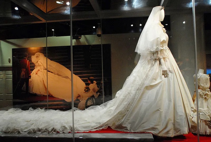 Queen Diana's Marriage Form Get Dressed Display At Kensington Palace ...